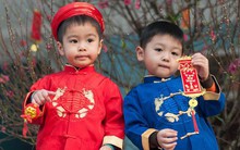 'Sao lì xì của cậu lại nhiều hơn của tớ nhỉ?' – Câu nói của con khiến tôi muốn độn thổ