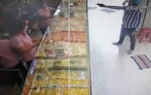 Bắt giữ thanh niên dùng vật giống súng vào cướp tiệm vàng ở Sóc Trăng