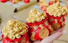 Ngày vía Thần Tài: Lì xì mạ vàng 24k tài lộc, tháp tỏi, hũ muối, gạo vàng... đắt khách mua