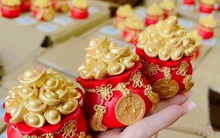 Ngày vía Thần Tài: Lì xì mạ vàng 24k tài lộc, tháp tỏi, hũ muối, gạo vàng... đắt khách mua