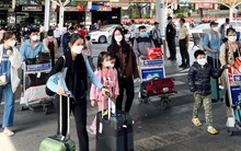 Người dân 'vật vã' mua vé máy bay sau Tết