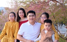 Gia đình mê du lịch mãn nhãn với sắc hoa tớ dày nhuộm hồng núi rừng Mộc Châu