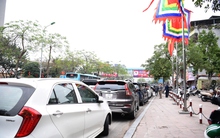 Hỗn loạn dịch vụ trông giữ xe xung quanh các đền, chùa đầu xuân mới