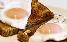 Bác sĩ cảnh báo 2 kiểu ăn bánh mì gây tăng cân