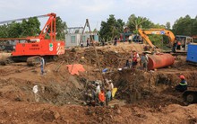 Vụ bé trai lọt vào trụ bê-tông: Sắp đưa được trụ lên khỏi mặt đất