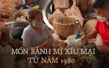 Hàng bánh mì xíu mại có tuổi đời hơn 40 năm khiến chàng du khách Mỹ mê mẩn, mua nhiều đến nỗi chủ quán quen mặt