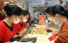 Giá vàng giảm trước ngày vía thần Tài, USD 'rơi' tự do