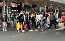 Sân bay đông đúc, bến xe nhàn tản