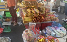 Bà nội trợ bất ngờ với giá cả đồ cúng Thần Tài