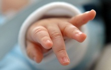 4 'công tắc thông minh' nằm trên cơ thể trẻ: Cha mẹ càng chạm nhiều, IQ của con càng được cải thiện