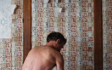 Tiền trượt giá không phanh, người dân quốc gia này "nảy số" dùng vào việc không ngờ