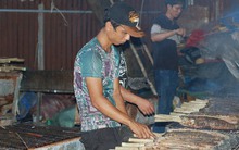 Phố cá lóc nướng ở TP.HCM đông nghẹt ngày vía Thần Tài, tiểu thương phấn khởi vì "hốt bạc"