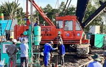 Chuẩn bị nhổ trụ bê tông khỏi lòng đất cứu nạn bé trai 10 tuổi mắc kẹt