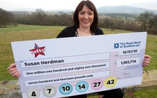 Trở thành triệu phú nhờ trúng số gần 36 tỷ đồng, cuộc sống hiện tại của cô thợ làm tóc gây ngỡ ngàng