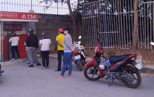 Ngày càng ít người dân rút tiền từ máy ATM