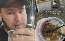 Món nước chua ngọt được bán tại vỉa hè Việt Nam khiến du khách nước ngoài mê mẩn xin tên gọi