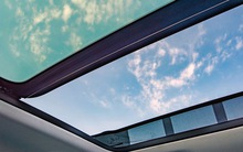 Mercedes-Benz mất 20 năm tìm lỗi khiến cửa sổ trời bung ra ngoài