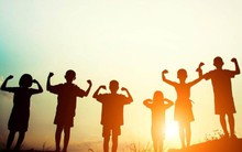 Lá thư mẹ gửi con trai ham vui: Chọn bạn mà chơi, một số người có thể là bạn bè cả đời, nhưng cũng có người chỉ là tạm thời