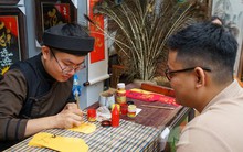 Các ông đồ 9x trổ tài cho chữ, vẽ tranh Tết... ở Sài Gòn