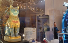 Mèo phong thủy dát vàng 165 triệu/con