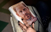 Hồi ký của Vương tử Harry vẫn tiếp tục gây bão với loạt chi tiết riêng tư nhạy cảm, ngay cả Vương hậu Camilla cũng không thoát