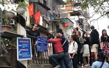 "Cà phê đường tàu" ở Hà Nội vẫn mở cửa đón khách Tây bất chấp có chốt trực