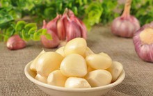 Ăn tỏi rất tốt nhưng đừng dại kết hợp cùng 6 thứ này kẻo hóa "thuốc độc"