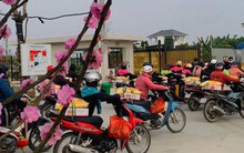 Doanh nghiệp tặng hơn 18.000 suất quà tết cho người lao động, để sẵn trên xe máy