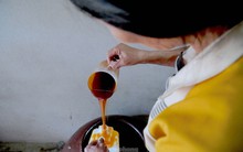 Cả làng đỏ lửa nấu mật ngày đêm vẫn 'cháy hàng' dịp Tết