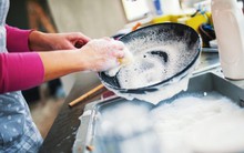 Thứ trong nhà bẩn hơn bồn cầu nhưng không phải ai cũng biết làm sạch đúng cách