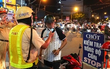 VIDEO: Nhiều người ở TP HCM đứng hình vì "uống vài ly cho vui" trong đêm 30-9