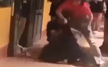 Vụ nữ sinh quỳ “xin cô tha cho em”: Do đặt bánh sinh nhật khác ý cô chủ nhiệm