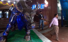 TTCK một quốc gia châu Á tăng bùng nổ: Các quỹ đầu tư cầm hàng tỷ USD kéo đến, 'bỏ lại' thị trường Trung Quốc 'sau lưng'