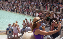 Cơn đau đầu kỳ lạ của các thiên đường du lịch: Ngán ngẩm khi chật kín những du khách "chỉ đến chụp ảnh đăng mạng xã hội rồi đi”