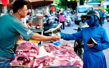 Giá heo hơi gần chạm đáy, người dân vẫn phải mua thịt heo giá ‘trên trời’