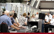 Lý do không nên đi chân đất qua cửa an ninh