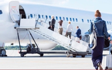 Vì sao khách luôn lên cửa bên trái máy bay?