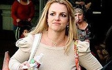 Britney Spears bị bắt trên phố