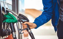 Giá xăng giảm mạnh gần 1.800 đồng/lít
