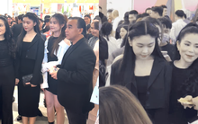 Vợ chồng MC Quyền Linh và 2 con gái “cân đẹp” camera thường, hành động của ái nữ gây chú ý