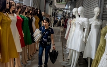 “Thủ phủ thời trang” Ninh Hiệp ế ẩm, tiểu thương đùa nhau: “Cả tháng bán lãi được mỗi giấc ngủ”