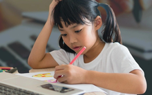 Con bị cô giáo nêu tên vì chưa làm xong bài, phản hồi của mẹ được nhiều người đồng tình