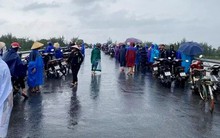 Mưa lớn ở miền Trung: Hàng trăm người tìm kiếm nam sinh bị nước cuốn trôi