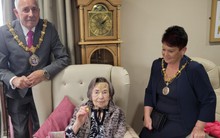 Cụ bà 107 tuổi nhưng vẫn minh mẫn, hài hước: Bí quyết sống thọ tóm gọn trong 4 điều