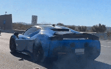 Ferrari SF90 Stradale rơi cả lốp nhưng chủ xe vẫn không hay biết, tiếp tục đu bám với Huracan Spyder và Porsche 911 trên đường