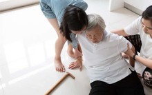 Khi phòng ngủ cũng là nơi tiềm ẩn nhiều mối nguy hiểm với người cao tuổi, làm sao để đảm bảo tối đa sự an toàn?