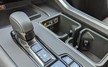 Lexus TX có trang bị cho người sợ ăn uống làm bẩn xe, tháo ra vệ sinh trong ‘nốt nhạc’