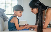 Nhà trị liệu tâm lý chia sẻ 5 cụm từ cha mẹ không bao giờ nên nói với con