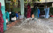 CLIP: Người dân Đà Nẵng khóc nấc vì thác bùn tràn vào nhà