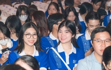 Một trường gây sốt với lễ khai giảng như ĐH nước ngoài, thầy cô và sinh viên thi nhau "bắn" 9 thứ tiếng